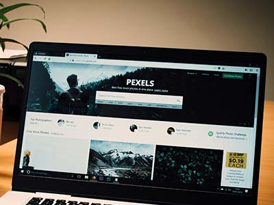 Pexels 提供高质量且完全免费可商用的摄影照片和视频素材